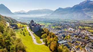 Vue aérienne du château de Vaduz avec vue sur la ville de Vaduz et la vallée du Rhin par une claire journée d'automne