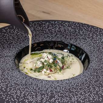 De délicieuses soupes bien présentées dans une assiette noire