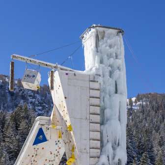 Tour d'escalade givrée avec cordes et prises dans la région enneigée de Malbun - une attraction hivernale très appréciée des fans d'escalade au Liechtenstein.