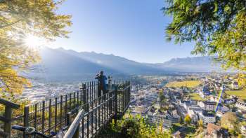 Point de vue sur le Känzile à Vaduz avec vue sur la vallée du Rhin et les Alpes Point de vue sur le Känzile à Vaduz avec vue sur la vallée du Rhin et les Alpes