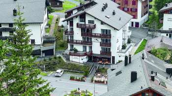 Vue extérieure d'un bâtiment blanc dans la station de montagne de Malbun