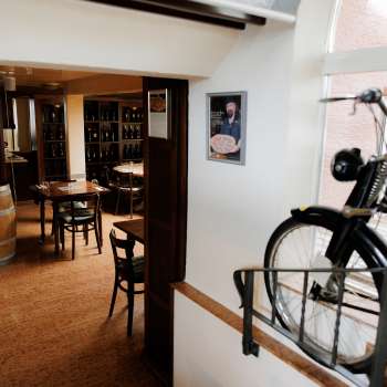 Intérieur élégant du restaurant avec des meubles en bois classiques et une ambiance chaleureuse