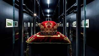 Couronne originale de la Principauté de Liechtenstein sur coussin de velours rouge dans l'exposition du Trésor à Vaduz, mise en scène impressionnante