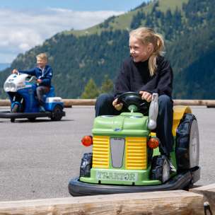 Les enfants conduisent des minicars