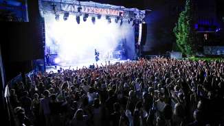 Grande foule devant une scène éclairée lors du concert en plein air Vaduz Soundz 2024 au Liechtenstein