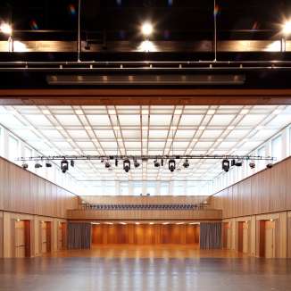 Grande salle de spectacle avec revêtement en bois, scène et éclairage à Schaan, Liechtenstein - convient pour des événements, des conférences et des concerts