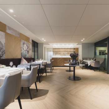 Salle à manger spacieuse avec une atmosphère élégante, de grandes tables et des sièges modernes.