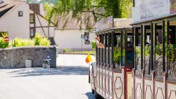 Photo prise du côté où se trouve le Citytrain par une journée ensoleillée au Liechtenstein