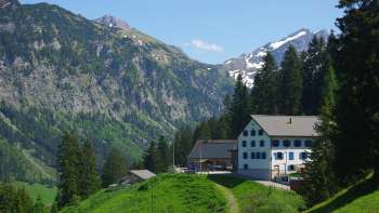 L'auberge de montagne Sücka à Triesenberg est nichée dans des pentes verdoyantes avec vue sur les Alpes environnantes.