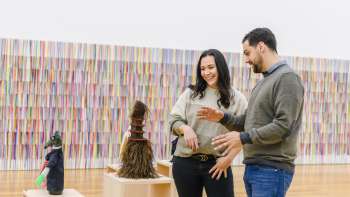 Deux personnes admirent une sculpture au Musée des Beaux-Arts du Liechtenstein
