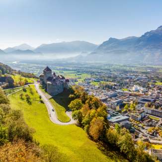 Vue aérienne du château de Vaduz avec vue sur la ville de Vaduz et la vallée du Rhin par une claire journée d'automne