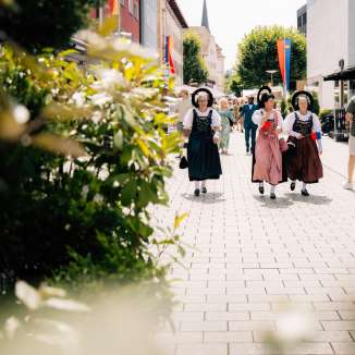 Femmes en costumes traditionnels lors de la fête nationale 2024 à Vaduz, Liechtenstein, par temps ensoleillé