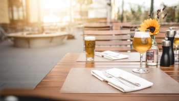 Salles de restaurant modernes avec d'élégantes tables en bois, des lampes créatives et une atmosphère chaleureuse