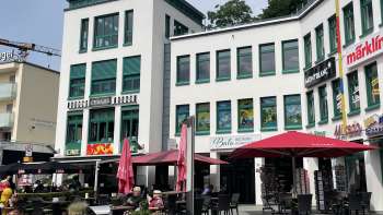 Vue extérieure de la Balu Bäckerei Konditorei au Liechtenstein avec son agréable jardin d'accueil Vue extérieure de la Balu Bäckerei Konditorei au Liechtenstein avec son agréable jardin d'accueil