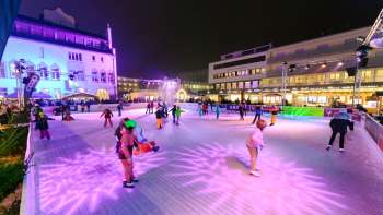 Patiner de nuit sur la patinoire illuminée de couleurs vives de « Vaduz on Ice » dans le centre-ville décoré pour l'occasion. Patiner de nuit sur la patinoire illuminée de couleurs vives de « Vaduz on Ice » dans le centre-ville décoré pour l'occasion.