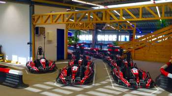 Différents karts électriques sont prêts sur la piste de karting Nendeln
