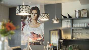 Espace bar dans le Made in Italy avec lumière d'ambiance et flair italien.