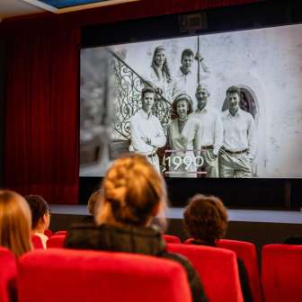 Des gens au cinéma historique de Vaduz devant un film sur le Liechtenstein