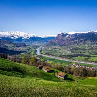 Vue sur la vallée du Rhin avec les Alpes, le cours du Rhin et les villages - Vue du Liechtenstein en direction de la Suisse et de l'Autriche par temps clair