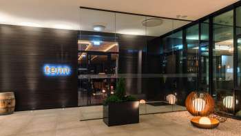 Vue extérieure du bar-restaurant lounge à l'architecture moderne et à l'entrée stylée.