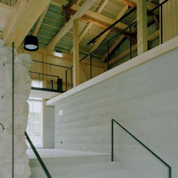 Étable rénovée dans un style moderne