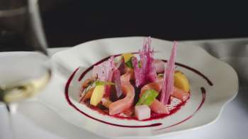 Gros plan sur une assiette gourmet avec des ingrédients frais, des couleurs vives et une présentation créative