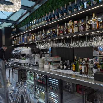 Gros plan sur le bar stylé du restaurant Casino Royal, qui propose un large choix de boissons et un design moderne.