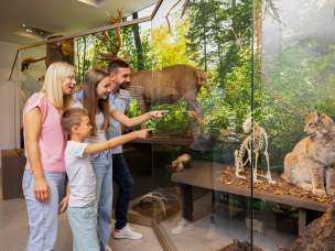 Une famille découvre des animaux sauvages et des squelettes lors d'une visite passionnante au musée national du Liechtenstein