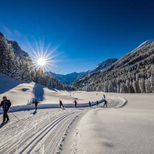 Les skieurs de fond profitent de la piste fraîchement damée sous un soleil radieux Steg , Liechtenstein.