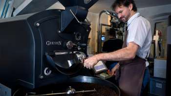 Peter Demmel lors de la torréfaction des grains