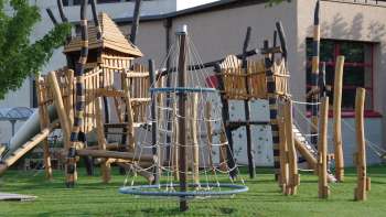 Aire de jeux près de l'école communale
