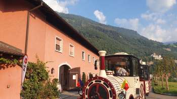 Citytrain devant la cave historique de la cour à Vaduz, prêt à partir.