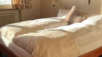 Chambre avec un lit double