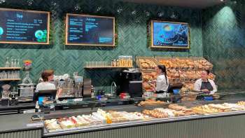 Vue intérieure de la boulangerie avec un assortiment bien assorti et une ambiance conviviale