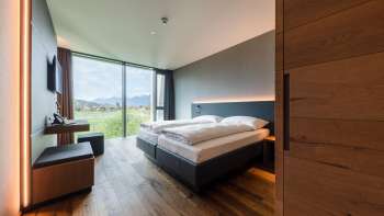 Chambre double moderne à l'hôtel Kommod avec vue sur la verdure