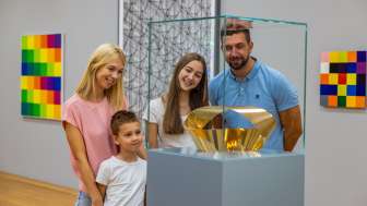 Visite en famille au Musée d'art du Liechtenstein Une famille contemple une sculpture en or au Kunstmuseum Liechtenstein - le plaisir de l'art pour petits et grands au cœur de Vaduz.