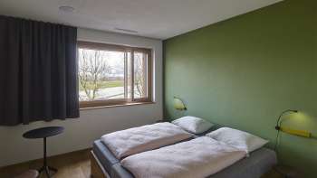 Chambre double avec mur peint en vert à l'auberge de jeunesse Schaan/Vaduz