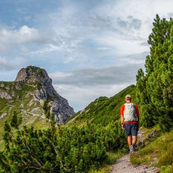Randonneurs sur un sentier de montagne dans les montagnes du Liechtenstein