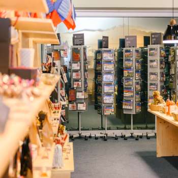 Vue sur des cartes postales et des souvenirs dans l'espace de vente du Liechtenstein Center à Vaduz.