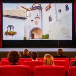 Les visiteurs de l'ancien cinéma de Vaduz regardent un film avec des images du Liechtenstein