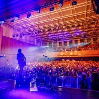 Concert de Silbermond au FL1.Life Festival au SAL de Schaan, avec un public enthousiaste et un éclairage de scène évocateur