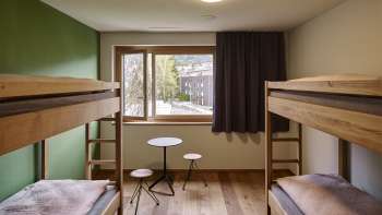 Chambre partagée lumineuse avec vue sur la fenêtre à l'auberge de jeunesse Schaan/Vaduz