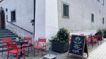 Tables et chaises rouges devant le Liechtensteinisches LandesMuseum