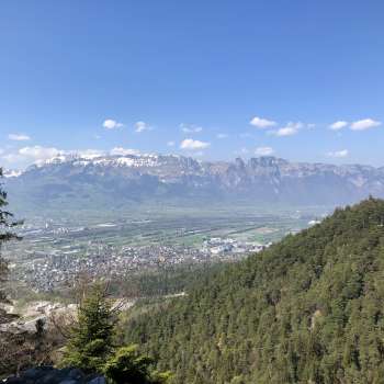 Vue du château de Schalun sur la vallée du Rhin avec le décor marquant des Alpes en arrière-plan.