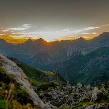 Coucher de soleil sur la crête - Le soleil se couche derrière les sommets et plonge le panorama alpin dans les couleurs chaudes du soir.