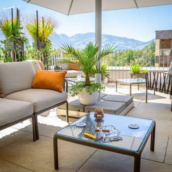 Terrasse avec cocktails et vue sur les Alpes liechtensteinoises