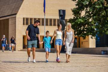 Une famille se promène sous le soleil dans le centre moderne de Vaduz au Liechtenstein, près du musée d'art et du quartier du gouvernement.