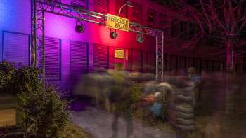 Entrée du petit théâtre Schlösslekeller de nuit avec éclairage coloré et public