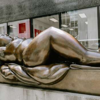 Sculpture en bronze représentant une femme allongée devant le Musée des Beaux-Arts du Liechtenstein à Vaduz.