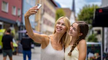 Deux femmes prennent un selfie heureux dans la ville de Vaduz